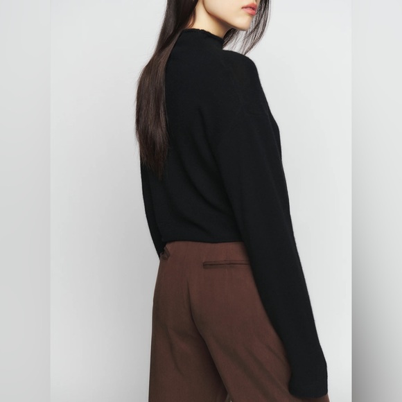 Cropped Cashmere Turtle (Price Firm / Sold Out Online) - Picture 3 of 7